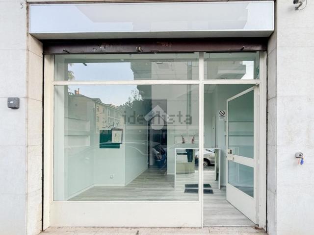 Locale in vendita di 80 m² in Via Romolo Romani, 5