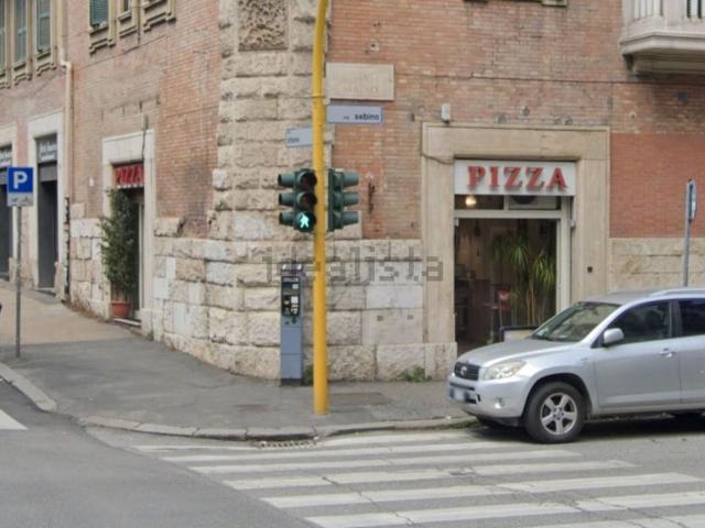 Locale in vendita di 80 m² in Via Sebino