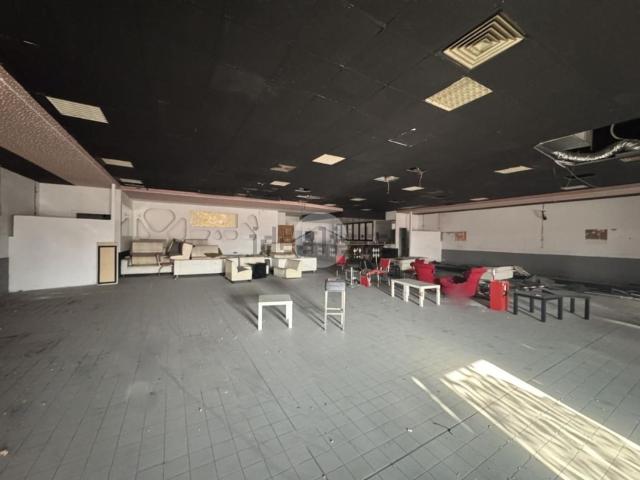 Locale in vendita di 810 m² in Via Orzinuovi
