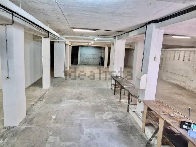 Locale in vendita di 812 m² in Via M.Ricci, 12