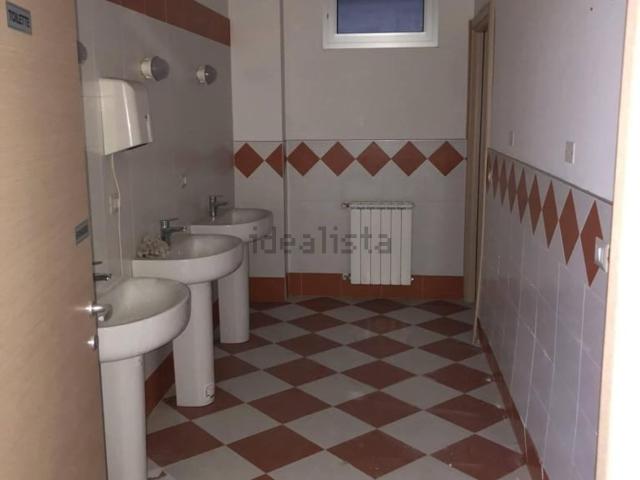 Locale in vendita di 819 m² in Via degli Aviatori, 25