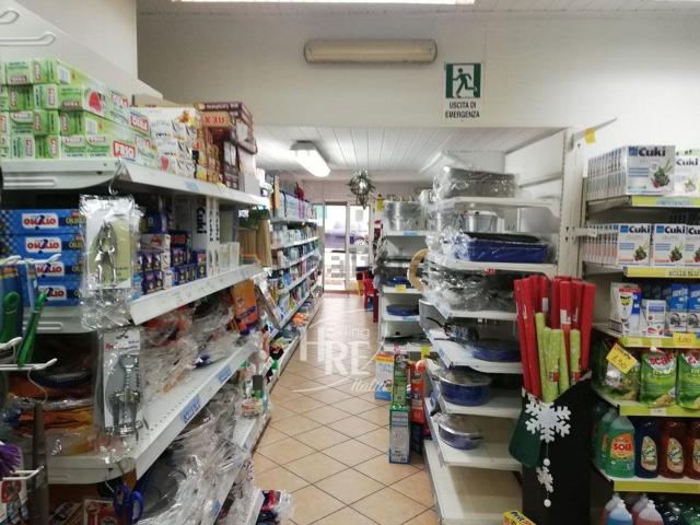 Locale in vendita di 81 m² in Corso dei Bruzi Donnici, 87