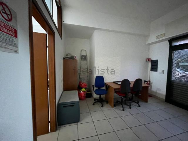 Locale in vendita di 81 m² in Viale Barlaam da Seminara