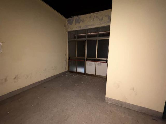 Locale in vendita di 821 m² in Via Vespri