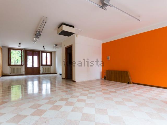 Locale in vendita di 82 m² in Via CASTELLETTO, 14