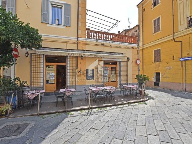 Locale in vendita di 82 m² in Viale della Rimembranza, 4