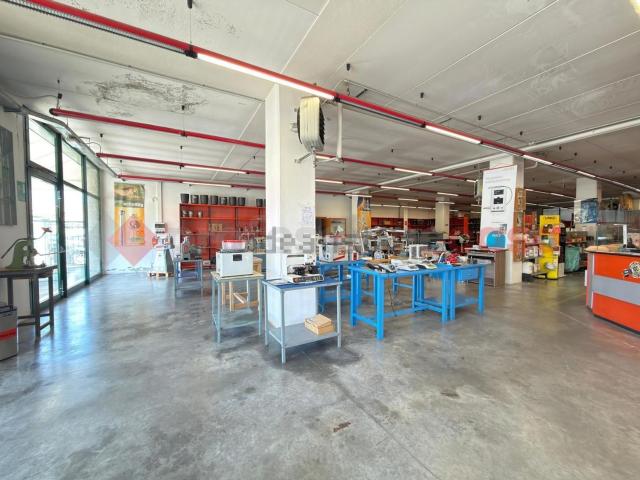 Locale in vendita di 834 m² in Via Fratelli Lumiere, 86