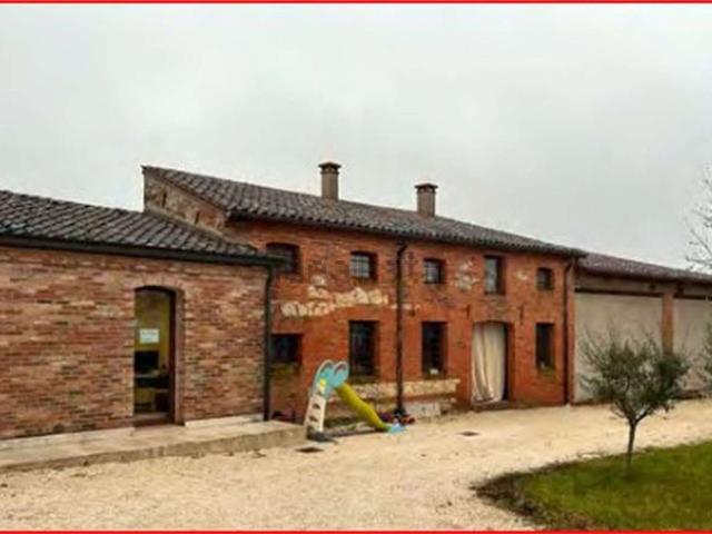 Locale in vendita di 836 m² in Via Crosare di Sotto, 50