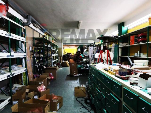 Locale in vendita di 836 m² in Via dei Vespri Siciliani