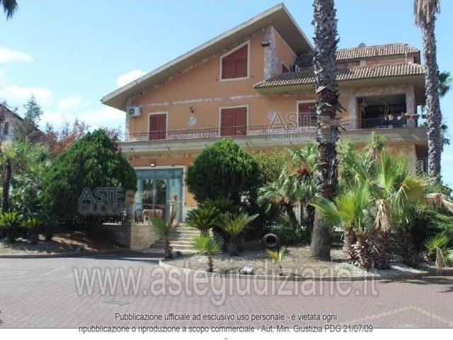 Locale in vendita di 839 m²