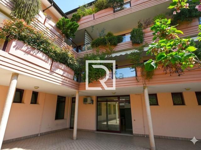 Locale in vendita di 87 m² in Via Zampeschi