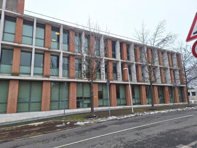Locale in vendita di 87 m² in Via Arturo Carlo Jemolo, 110