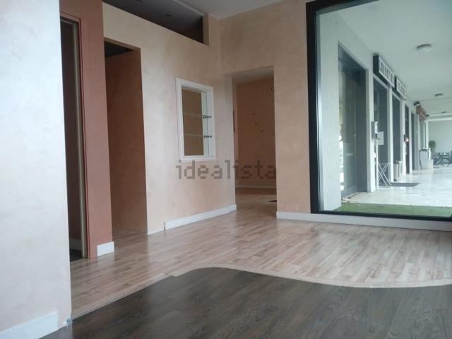 Locale in vendita di 87 m² in Via degli Alpini