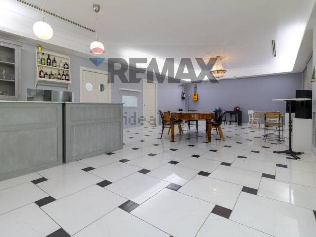 Locale in vendita di 87 m² in Via Fano Adriano, 44