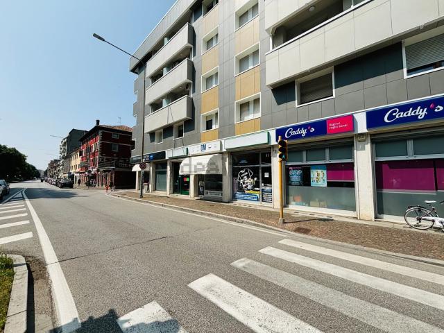 Locale in vendita di 87 m² in Viale Volontari della Libertà