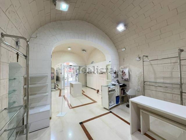 Locale in vendita di 84 m² in Via Francesco Crispi