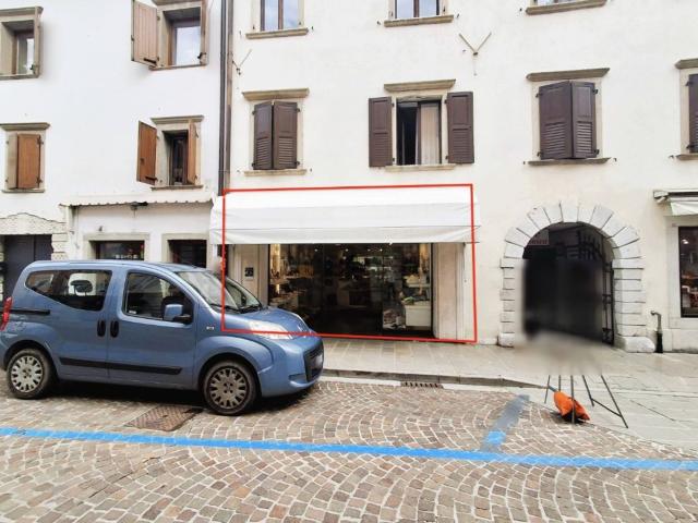 Locale in vendita di 84 m² in Via Giacomo Matteotti, 2