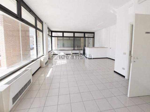 Locale in vendita di 84 m²