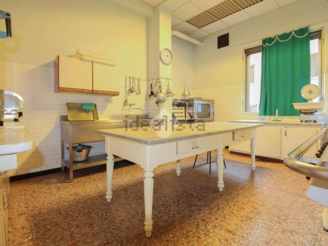 Locale in vendita di 850 m² in Via San Giovanni Bosco