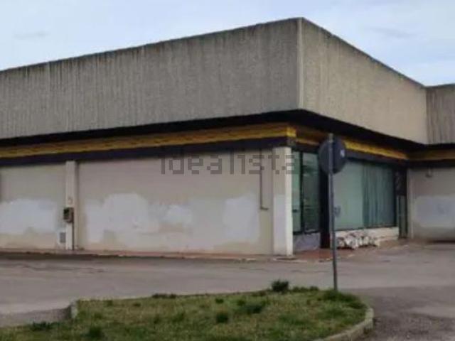 Locale in vendita di 853 m² in Via Fioravanti
