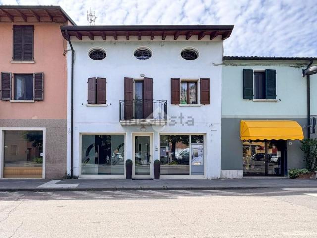 Locale in vendita di 85 m² in Via A. Manzoni, 74