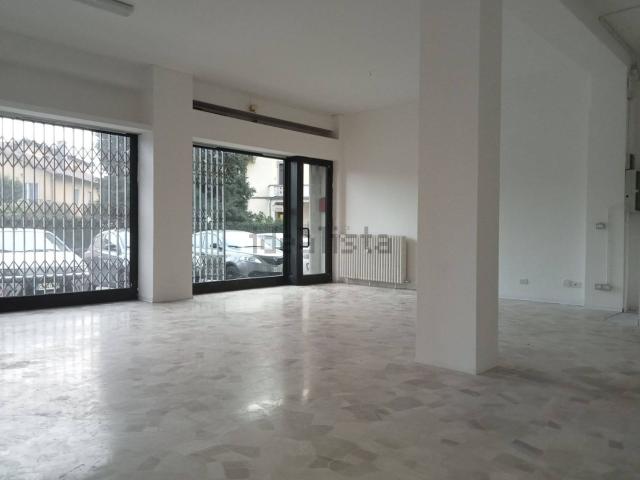 Locale in vendita di 85 m² in Via Antelao, 1