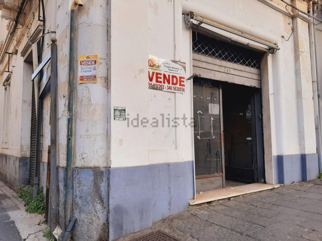 Locale in vendita di 85 m² in Via Callipoli, 60