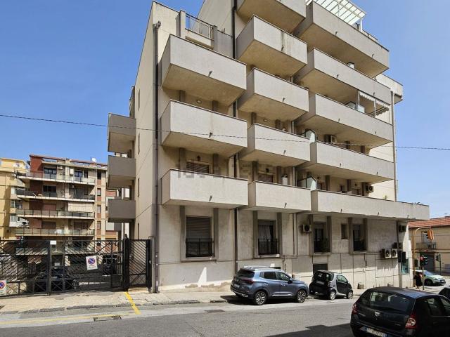 Locale in vendita di 85 m² in Via Cardinale Giuseppe Guarino, 2