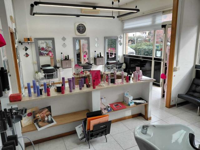 Locale in vendita di 85 m² in Via dei Tulipani, 15