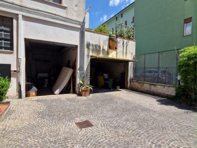 Locale in vendita di 85 m² in Via Gioacchino Rossini