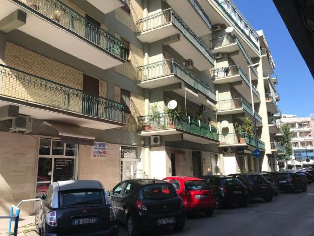 Locale in vendita di 85 m² in Via Gubbio, 4