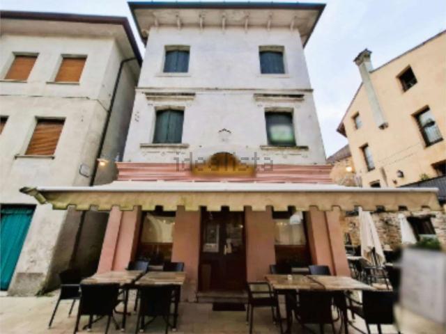 Locale in vendita di 85 m² in Via Sinodo, 10