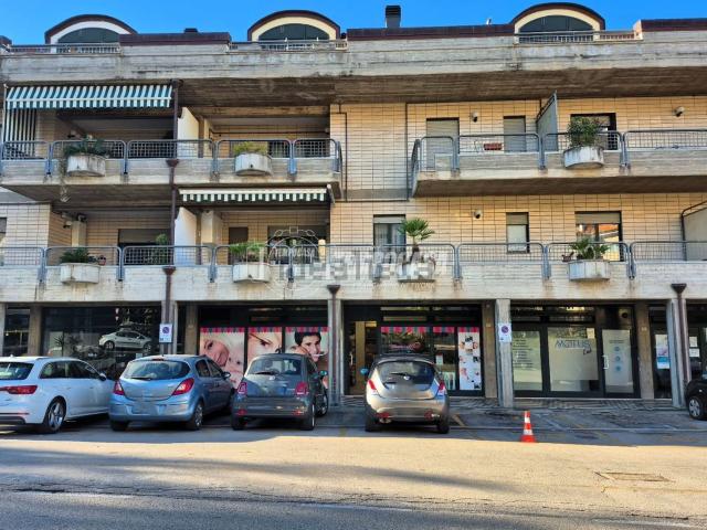 Locale in vendita di 85 m² in Viale XXV Aprile, 10
