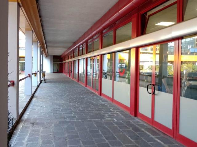 Locale in vendita di 860 m² in Via Raffaello Sanzio, 2
