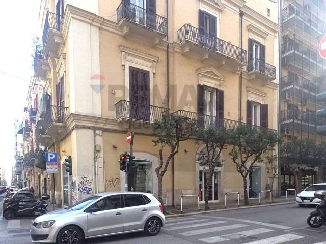 Locale in vendita di 86 m² in Via de Rossi, 134