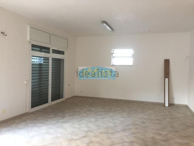 Locale in vendita di 86 m² in Via Fratelli Cavallo
