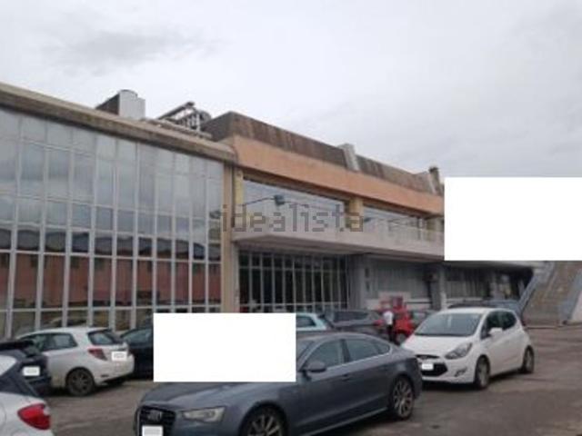 Locale in vendita di 875 m² in Via dei Carroz, 14
