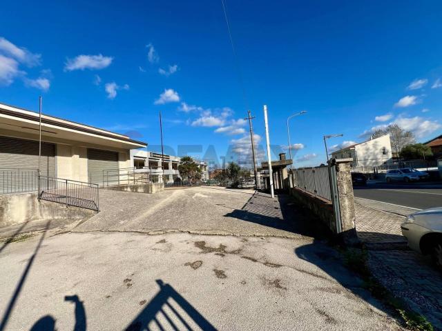 Locale in vendita di 883 m² in Via Appia Ovest