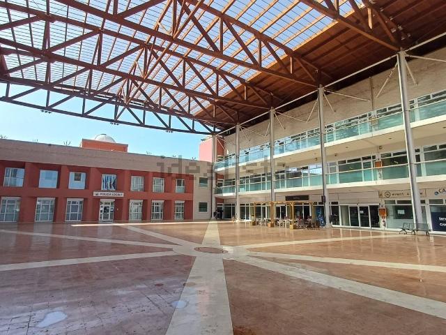 Locale in vendita di 88 m² in Via Empoli, 33