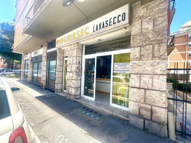 Locale in vendita di 88 m² in Via Silvestri, 208