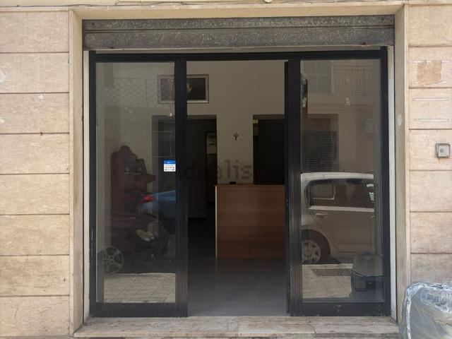 Locale in vendita di 93 m² in Via Alberto Gatto, 7