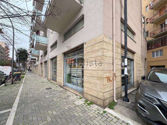 Locale in vendita di 93 m² in Via Benedetto Croce, 315
