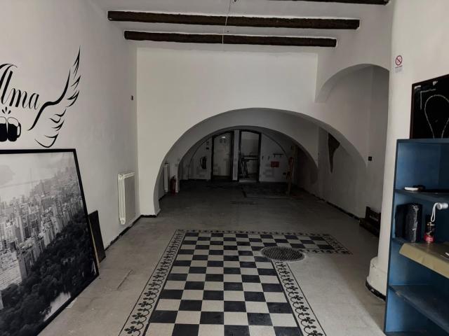 Locale in vendita di 93 m² in Via Cesare Battisti