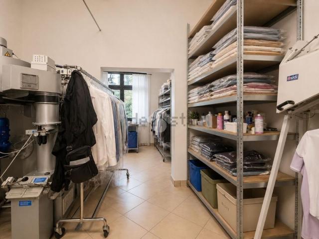 Locale in vendita di 93 m² in Via M. Buonarroti, 10