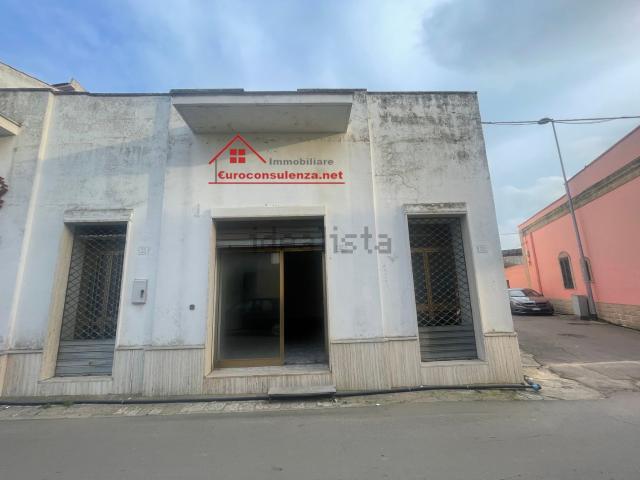 Locale in vendita di 93 m² in Via Racale, 57