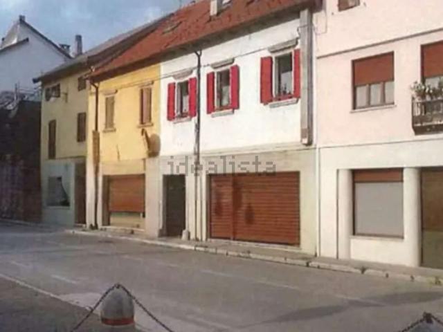 Locale in vendita di 93 m² in Viale Roma