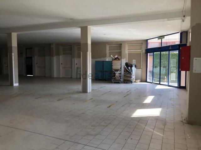 Locale in vendita di 900 m²