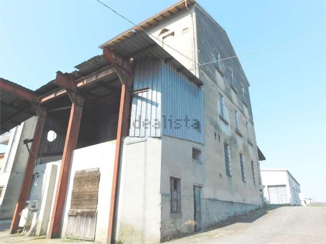 Locale in vendita di 900 m²