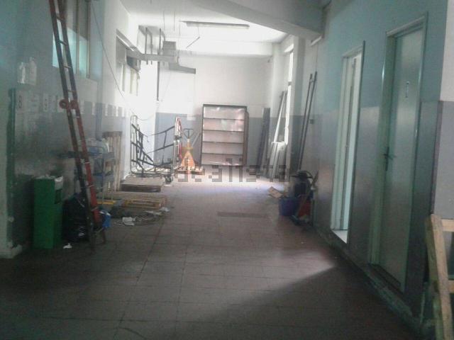 Locale in vendita di 900 m² in Via Canfora, 14