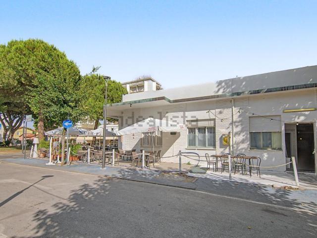 Locale in vendita di 900 m² in Via G. Matteotti, 38